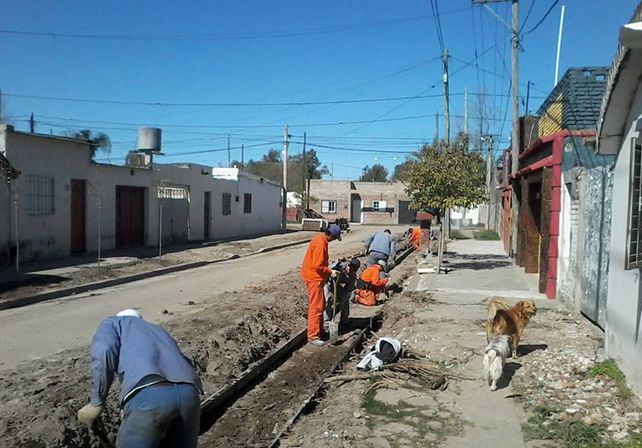 En marcha. El cordón cuneta es una de las obras que se ejecuta. Se prioriza el recorrido del colectivo. Foto gentileza Vecinal San Lorenzo