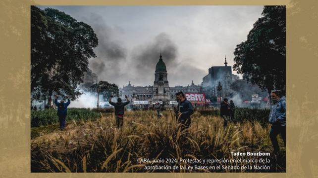 La foto de Tadeo Bourbom que retrata la represión en el marco de la sanción de la Ley Bases.