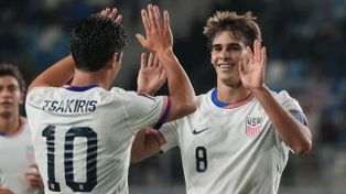 Benjamín Cremaschi es el jugador con la camiseta número 8. Hizo tres goles y dio tres asistencias en la goleada de Estados Unidos.