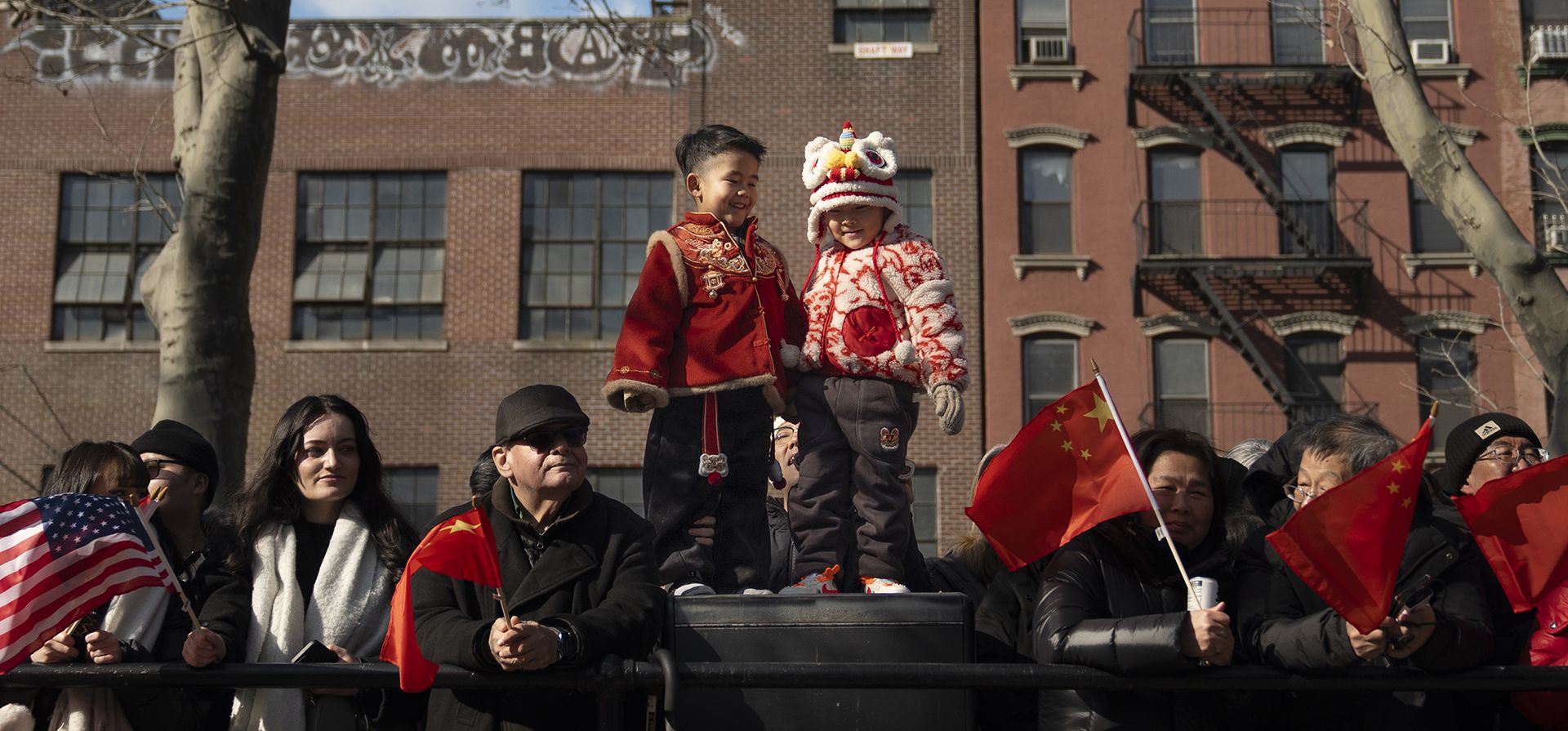 Voluntarios y espectadores se reúnen en el parque Sara D. Roosevelt, en el barrio chino de Manhattan, durante una celebración con petardos por el Año Nuevo Lunar, el miércoles 29 de enero de 2025, en Nueva York. Este año se celebra el Año de la Serpiente. (Foto AP/John Minchillo) Voluntarios y espectadores se reúnen en el parque Sara D. Roosevelt, en el barrio chino de Manhattan, durante una celebración con petardos por el Año Nuevo Lunar, el miércoles 29 de enero de 2025, en Nueva York. Este año se celebra el Año de la Serpiente. (Foto AP/John Minchillo)