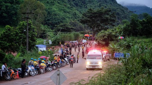 Rescataron a cuatro niños de la cueva de Tailandia, faltan ocho y el entrenador