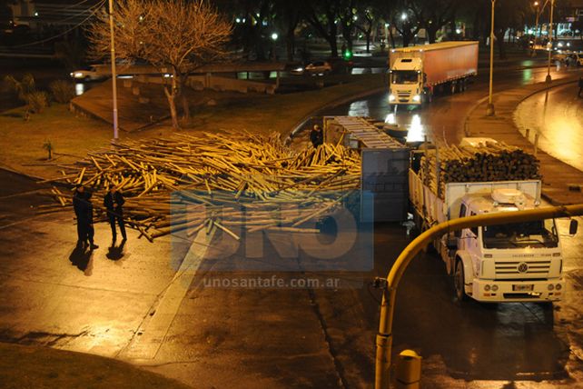 Volcó un camión cargado de troncos en 27 de Febrero y Tucumán