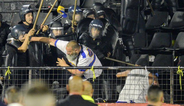 Lucha entre hinchas y la policía en el Coloso.