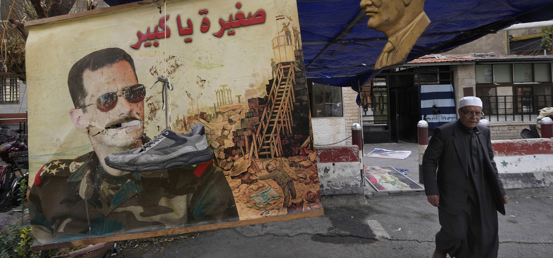 Una zapatilla cuelga de un retrato del derrocado presidente sirio Bashar Assad, en Damasco, Siria, el lunes 23 de diciembre de 2024. (Foto AP/Hussein Malla) Una zapatilla cuelga de un retrato del derrocado presidente sirio Bashar Assad, en Damasco, Siria, el lunes 23 de diciembre de 2024. (Foto AP/Hussein Malla)