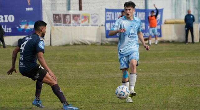 Primera C. Thiago Bartalini volvió con todo tras la lesión y es el todoterreno de los salaítos. &nbsp; 
