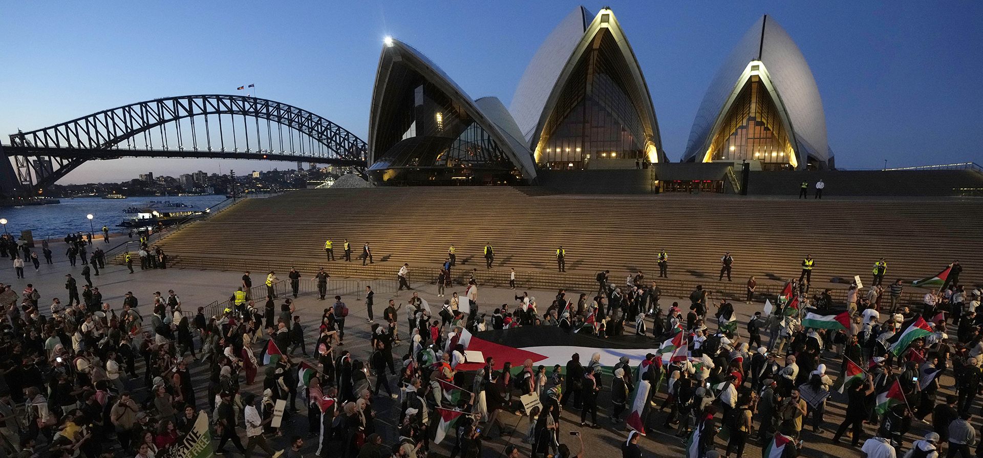 Partidarios palestinos marchan hacia la Ópera de Sídney en Sídney, el lunes 9 de octubre de 2023. Cientos de manifestantes pro palestinos se reunieron en la Ópera de Sídney, que se planeaba iluminar con los colores de la bandera israelí tras el ataque de Hamas contra Israel, el fin de semana, mientras que la policía aconsejó a la comunidad judía que se mantuviera alejada. (Foto AP/Rick Rycroft) Partidarios palestinos marchan hacia la Ópera de Sídney en Sídney, el lunes 9 de octubre de 2023. Cientos de manifestantes pro palestinos se reunieron en la Ópera de Sídney, que se planeaba iluminar con los colores de la bandera israelí tras el ataque de Hamas contra Israel, el fin de semana, mientras que la policía aconsejó a la comunidad judía que se mantuviera alejada. (Foto AP/Rick Rycroft)
