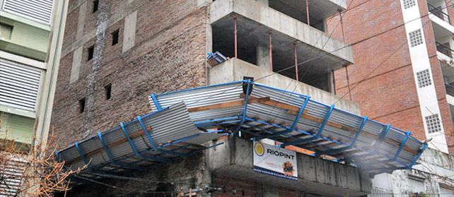 España 38. El edificio comenzó a construirse hace un año. Los mismos obreros señalaron que fue la humedad