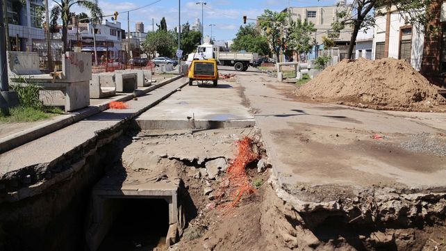 Continúan los desvíos en la avenida López y Planes por las obras del desagüe Mariano Comas
