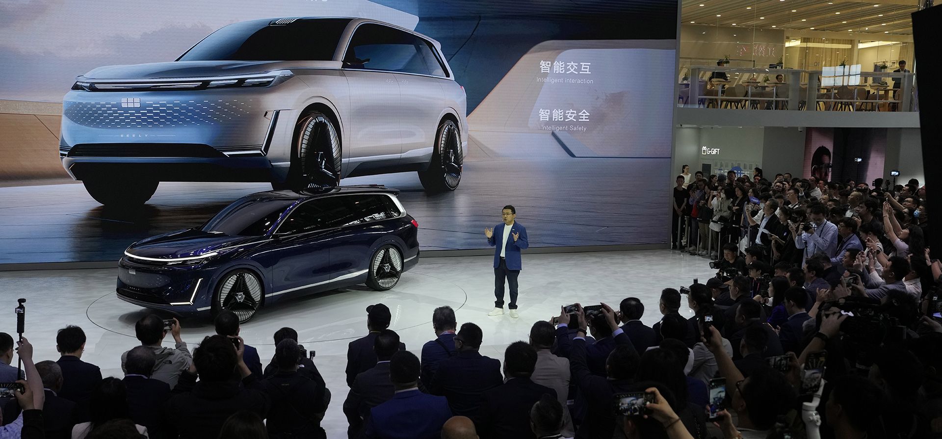 Jerry Gan, director ejecutivo de Geely Auto Group, presenta el Galaxy Starship, un prototipo de SUV insignia impulsado por IA de nueva tecnología durante Auto China 2024 en Beijing, el jueves 25 de abril de 2024. (Foto AP/Ng Han Guan) Jerry Gan, director ejecutivo de Geely Auto Group, presenta el Galaxy Starship, un prototipo de SUV insignia impulsado por IA de nueva tecnología durante Auto China 2024 en Beijing, el jueves 25 de abril de 2024. (Foto AP/Ng Han Guan)