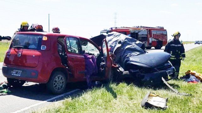 Tres personas perdieron la vida y tres resultaron heridas es un choque frontal entre dos autos en la Ruta 11 cerca de Villa Gesell