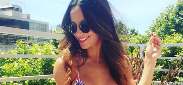 Lourdes Sánchez recibió el calor en bikini y a baldazos en el balcón