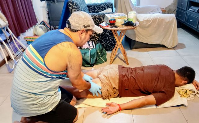 Masajista: &nbsp;Nino también se dedica a esta profesión a tiende a muchos deportistas.&nbsp;