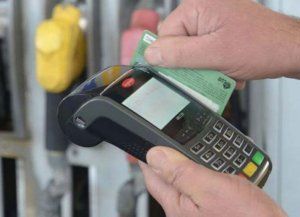 Día clave en el conflicto entre estacioneros y Visa por la venta con tarjeta