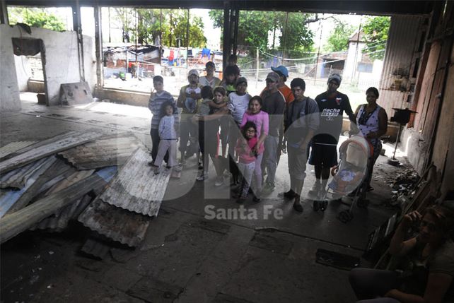 Resistir. Los vecinos impidieron que desalojen a las familias que viven en el galpón.