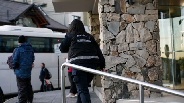 Bariloche. La policía trabaja en el hotel céntrico donde un joven rosarino cayó del sexto piso.