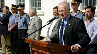 Lamberto le advirtió a los nuevos policías que el uso del arma reglamentaria debe ser el último recurso