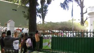 Un grupo de madres se movilizó hasta la puerta del jardín de infantes de Sarmiento al 4400 para pedir explicaciones por el caso de una nena que ingirió veneno para ratas.&nbsp;