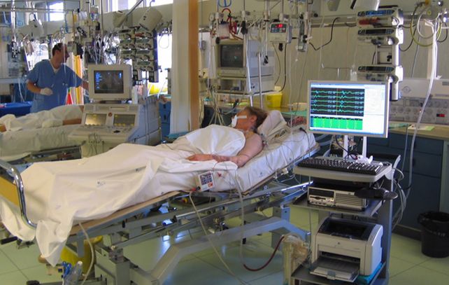 La víctima se infectó porque la enfermera no podía localizar la vena y utilizó reiteradamente la misma aguja y jeringa en ambos brazos.