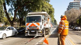 Repintado. Las máquinas le hicieron una nueva demarcación a las ya gastadas ciclovías del macrocentro.