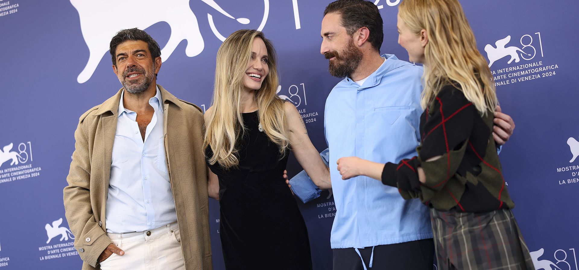 Pierfrancesco Favino (de izquierda a derecha), Angelina Jolie, el director Pablo Larraín y Alba Rohrwacher posan para los fotógrafos en la sesión fotográfica de la película Pierfrancesco Favino (de izquierda a derecha), Angelina Jolie, el director Pablo Larraín y Alba Rohrwacher posan para los fotógrafos en la sesión fotográfica de la película