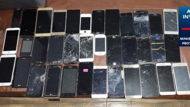 Los celulares secuestrados en el allanamiento a la casa del agente municipal en Sarmiento al 3400.&nbsp;