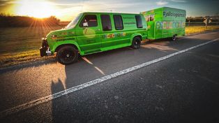 Un político detrás de una misteriosa camioneta verde que recorre la provincia