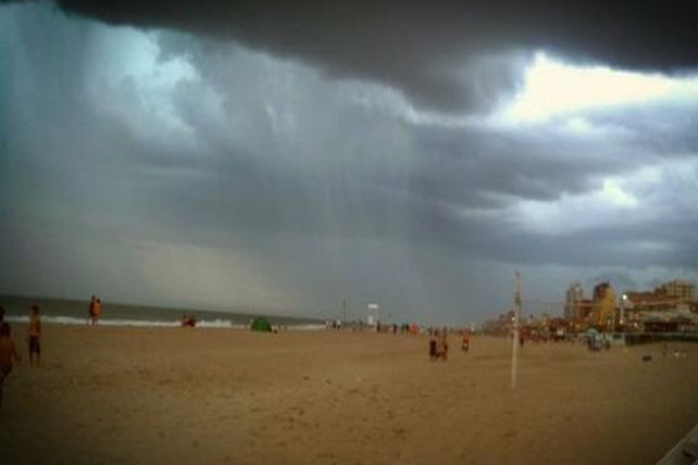 Una nena grabó desde el centro de Pinamar el rayo que cayó en Villa Gesell
