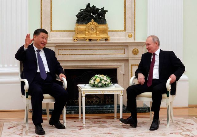 Xi Jinping habla y Putin lo escucha en un salón del Kremlin. Luego continuaron hablando a puertas cerradas
