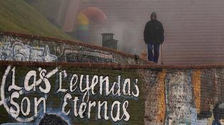 La semana arrancó signada por alta humedad, neblinas matinales y cielo algo nublado. Un barrendero realiza sus tareas al pie de las escalinatas del Parque España.