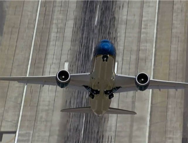 La increíble trepada en vertical del nuevo modelo Boeing 787 Dreamliner