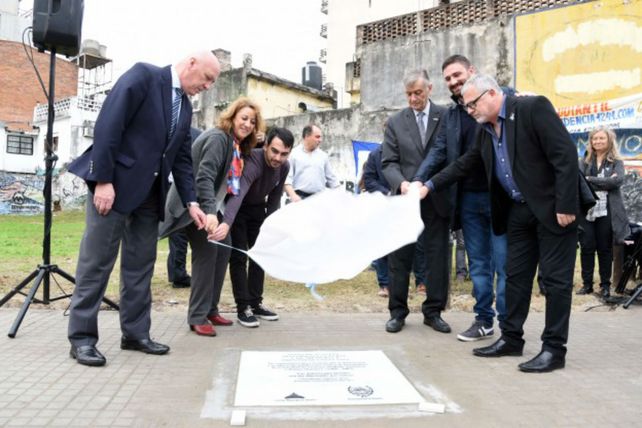Acto. Una placa fue descubierta por ediles