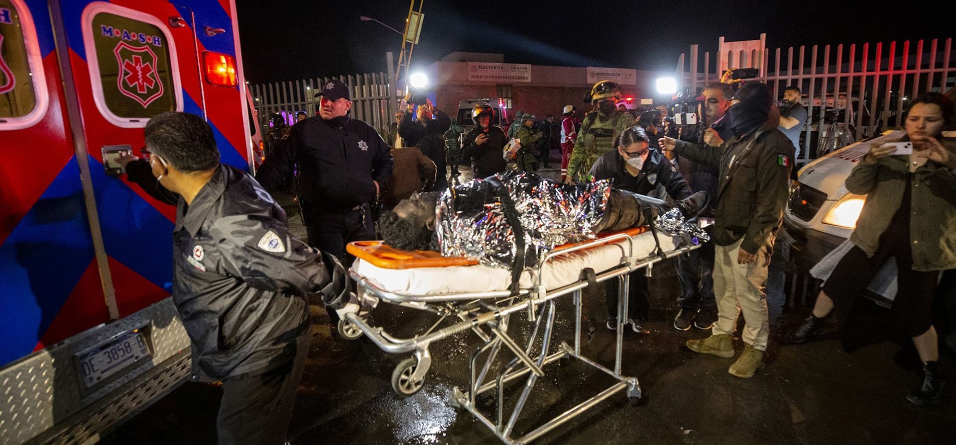 Un migrante es trasladado de urgencia al hospital después de que se produjera un incendio en un centro de detención de inmigrantes mexicanos en Juárez, cerca de la frontera con Estados Unidos y dejó más de tres docenas de inmigrantes muertos.(Omar Ornelas/El Paso Times vía AP)