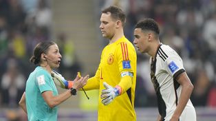 Frappart habla con el arquero alemán Neuer.
