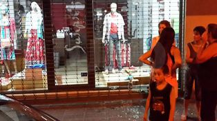 Hubo robos y destrozos en varios comercios de la ciudad