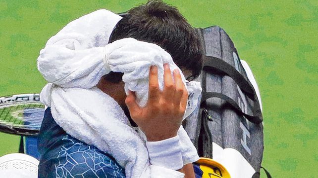 Insoportable. Djokovic utilizó varias toallas rellenas con hielo en los descansos de su partido con el húngaro Marton Fucsovics. También compartieron un baño de hielo.