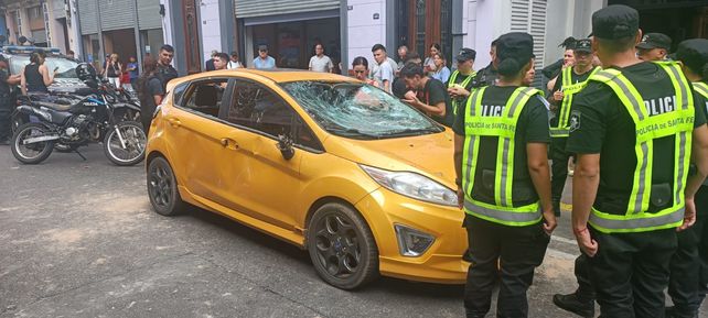 El Ford Fiesta terminó completamente destrozado y su dueño imputado por lesiones leves.&nbsp;