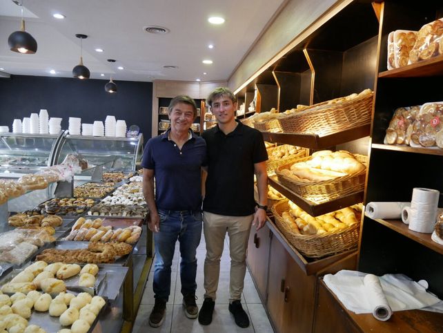Néstor y Bruno Ninotti en la casa central de La Distinción en Arroyito.