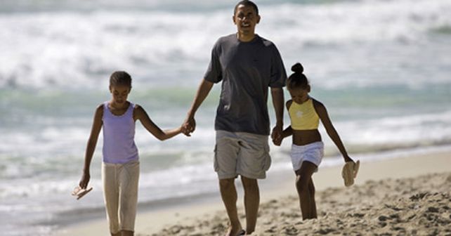 Barack Obama pide a los estadounidenses ser mejores padres que el suyo