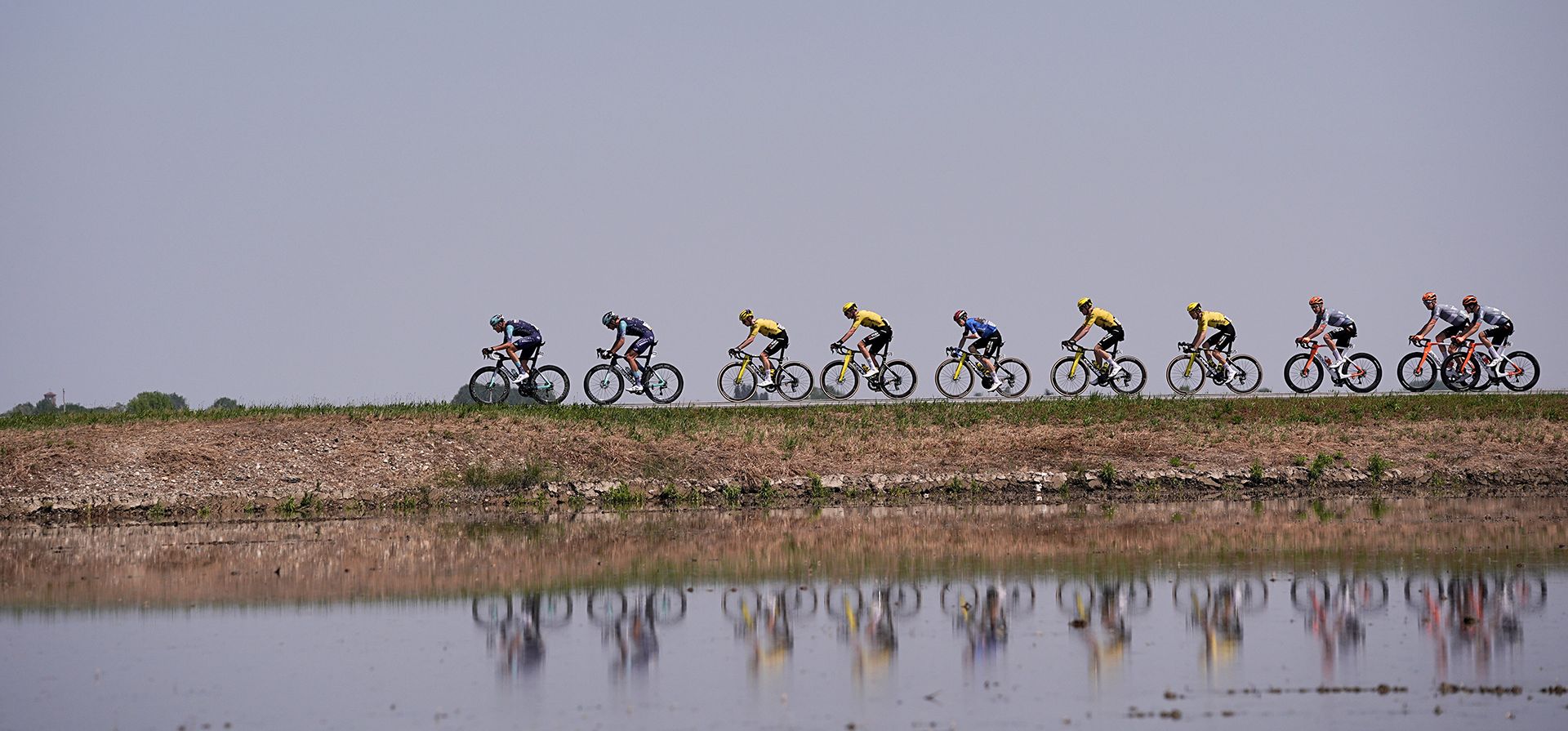 El pelotón recorre los arrozales durante la 13.ª etapa del Giro de Italia, entre Alessandria y Verbania, Italia, el viernes 22 de mayo de 2026. (Marco Alpozzi/LaPresse vía AP) El pelotón recorre los arrozales durante la 13.ª etapa del Giro de Italia, entre Alessandria y Verbania, Italia, el viernes 22 de mayo de 2026. (Marco Alpozzi/LaPresse vía AP)