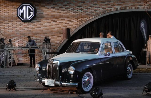 El concesionario de Giorgi MG exhibió autos clásicos y modelos modernos.