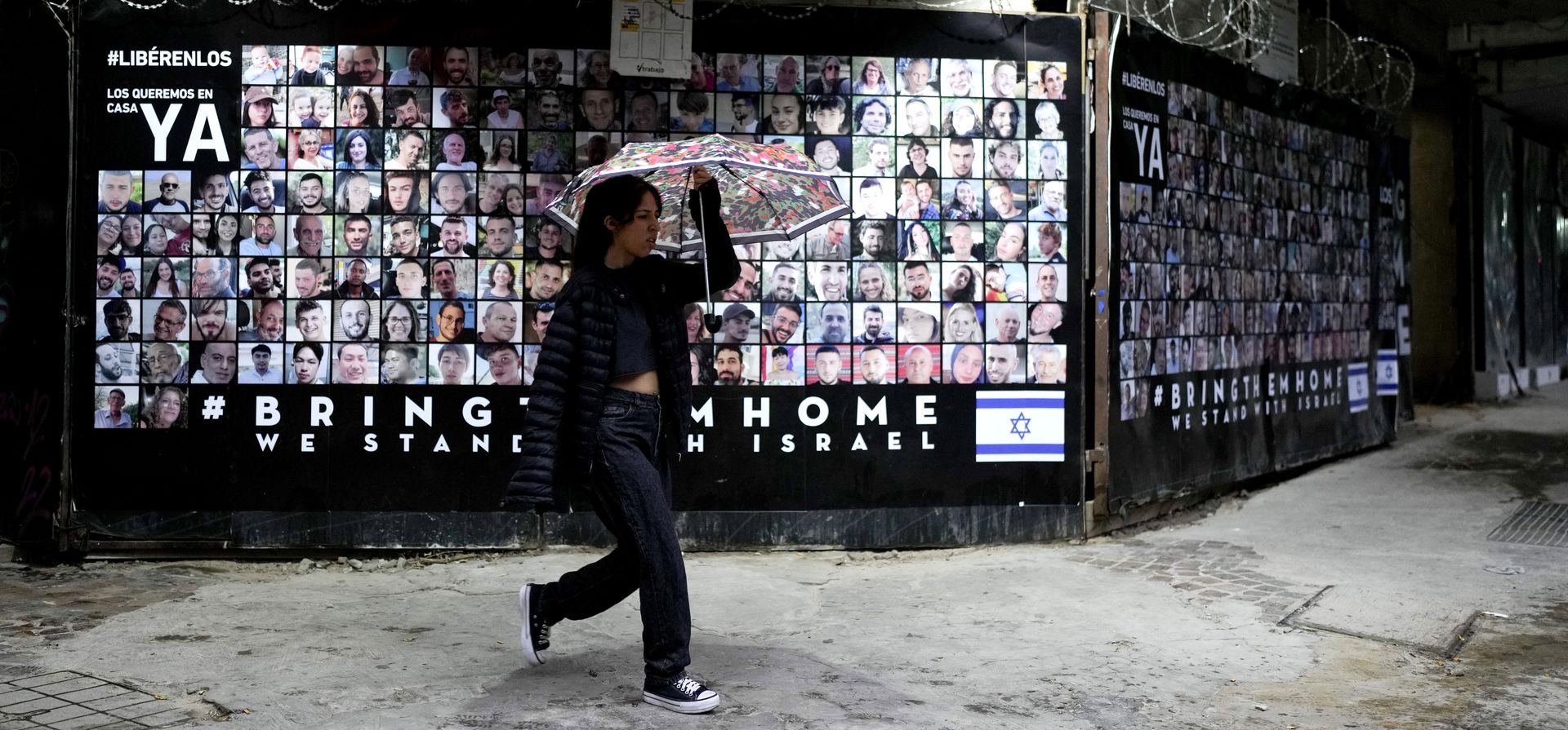 Fotos de personas secuestradas por Hamas cubren una pared y exigen su liberación en Buenos Aires, Argentina, el jueves 29 de febrero de 2024. Cuando militantes de Hamas atacaron numerosos objetivos en Israel el 7 de octubre de 2024, matando a cientos y secuestrando a otros, muchos argentinos Recordamos el atentado con bomba de 1994 contra el centro comunitario judío AMIA que mató a 85 personas. (Foto AP/Natacha Pisarenko) Fotos de personas secuestradas por Hamas cubren una pared y exigen su liberación en Buenos Aires, Argentina, el jueves 29 de febrero de 2024. Cuando militantes de Hamas atacaron numerosos objetivos en Israel el 7 de octubre de 2024, matando a cientos y secuestrando a otros, muchos argentinos Recordamos el atentado con bomba de 1994 contra el centro comunitario judío AMIA que mató a 85 personas. (Foto AP/Natacha Pisarenko)