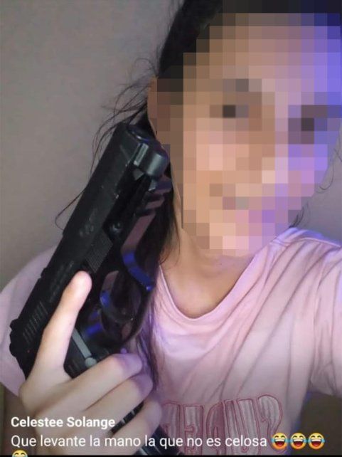 Cinco policías fueron sancionados por posar en redes sociales con sus armas reglamentarias.