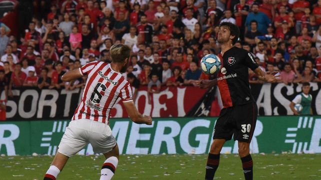 Control. Lucas Albertengo la domina ante Schunke en el partido contra Estudiantes. Jug&oacute; infiltrado por un esguince de tobillo.&nbsp;