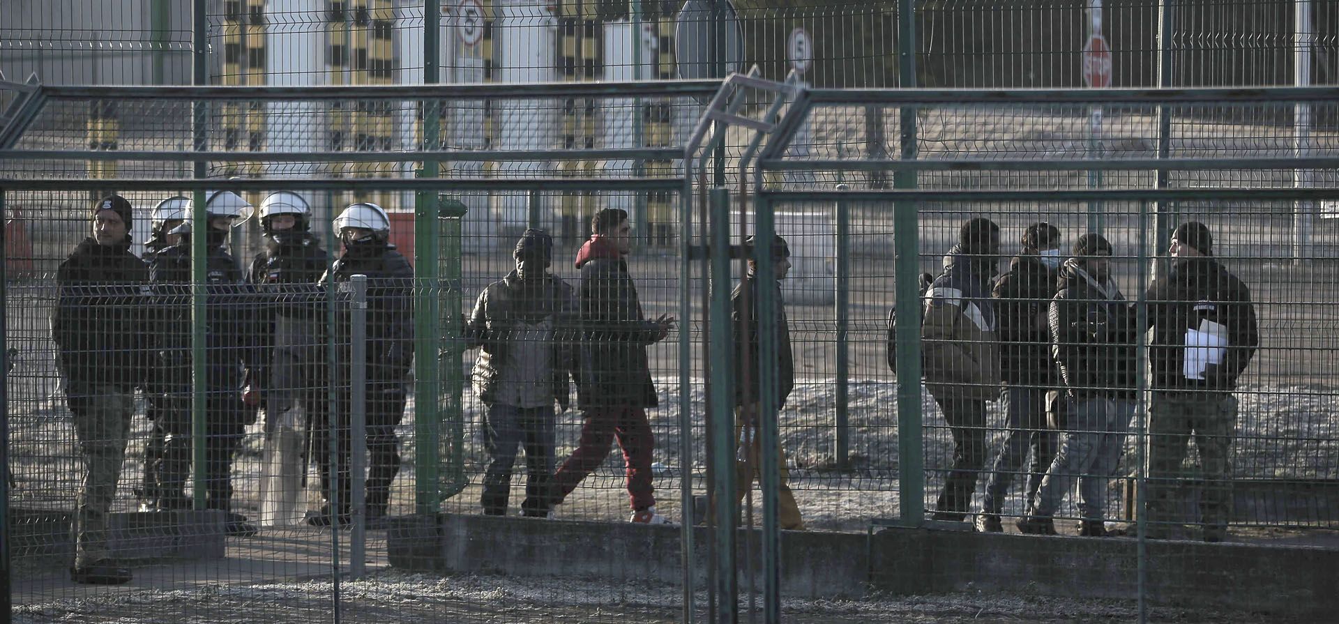 Un oficial de policía ucraniano escolta a los refugiados en el cruce fronterizo de Medyka en Polonia. Durante todo el día, mientras los trenes y autobuses llevan a las personas que huyen de Ucrania a la seguridad de las ciudades fronterizas polacas, no solo transportan a los ucranianos que huyen de una patria bajo atacan sino a un gran número de otros ciudadanos que habían hecho de Ucrania su hogar.
