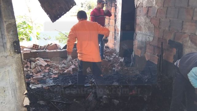 Vecinos ayudan a la familia que perdió todo en un incendio