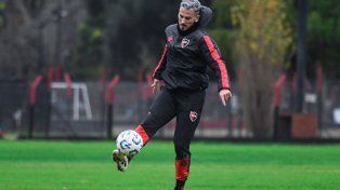 Newells necesita sus goles. Darío Benedetto llegó al Parque con un único objetivo: agitar las redes de los rivales.