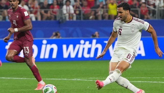 Mundial 2026. Mikel Merino se apresta a marcar el tanto para España ante Portugal.&nbsp;
