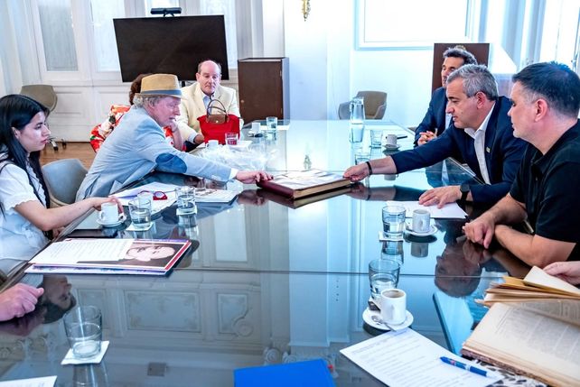 Los miembros de Valor Rosario le entregaron a Javkin el proyecto y la documentación.