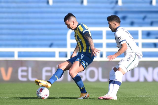 Martínez defiende la posesión de la pelota ante la marca rival.
