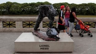 Vandalizaron una estatua de Lionel Messi en Buenos Aires: le cortaron el torso
